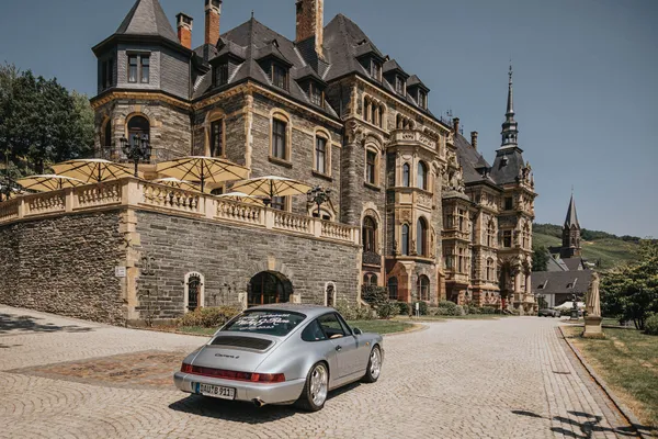 Hochzeitsauto vor der Location