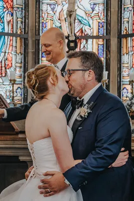 Das Brautpaar küsst sich