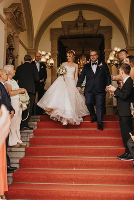 Brautpaar wird bejubelt