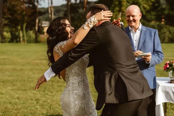 Brautpaar umarmt sich