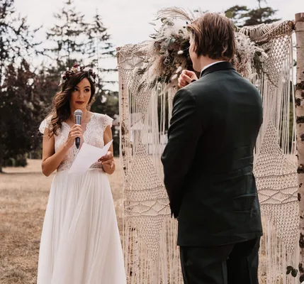 Carmen spricht zu Jasper