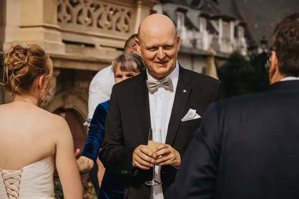 Bernd gönnt sich einen Sekt