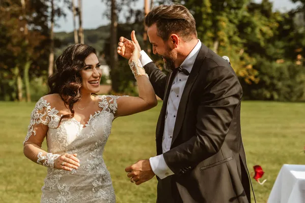 Brautpaar macht sich auf den Weg